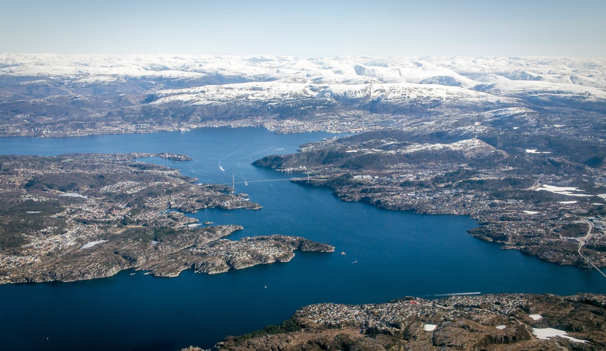 
Byfjorden i Bergen fotografert frå fly, snø i fjella.