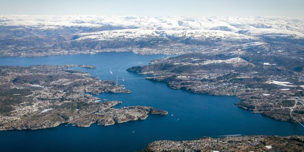 

Byfjorden i Bergen fotografert frå fly, snø i fjella.