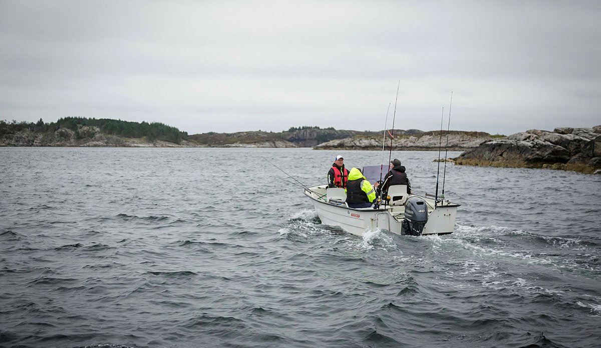 
foto av tre stangfiskere i en båt