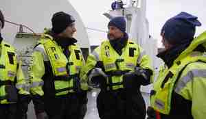 foto av tre personer i flytedresser