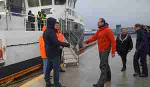 foto av folk på kaien i rufsete vær