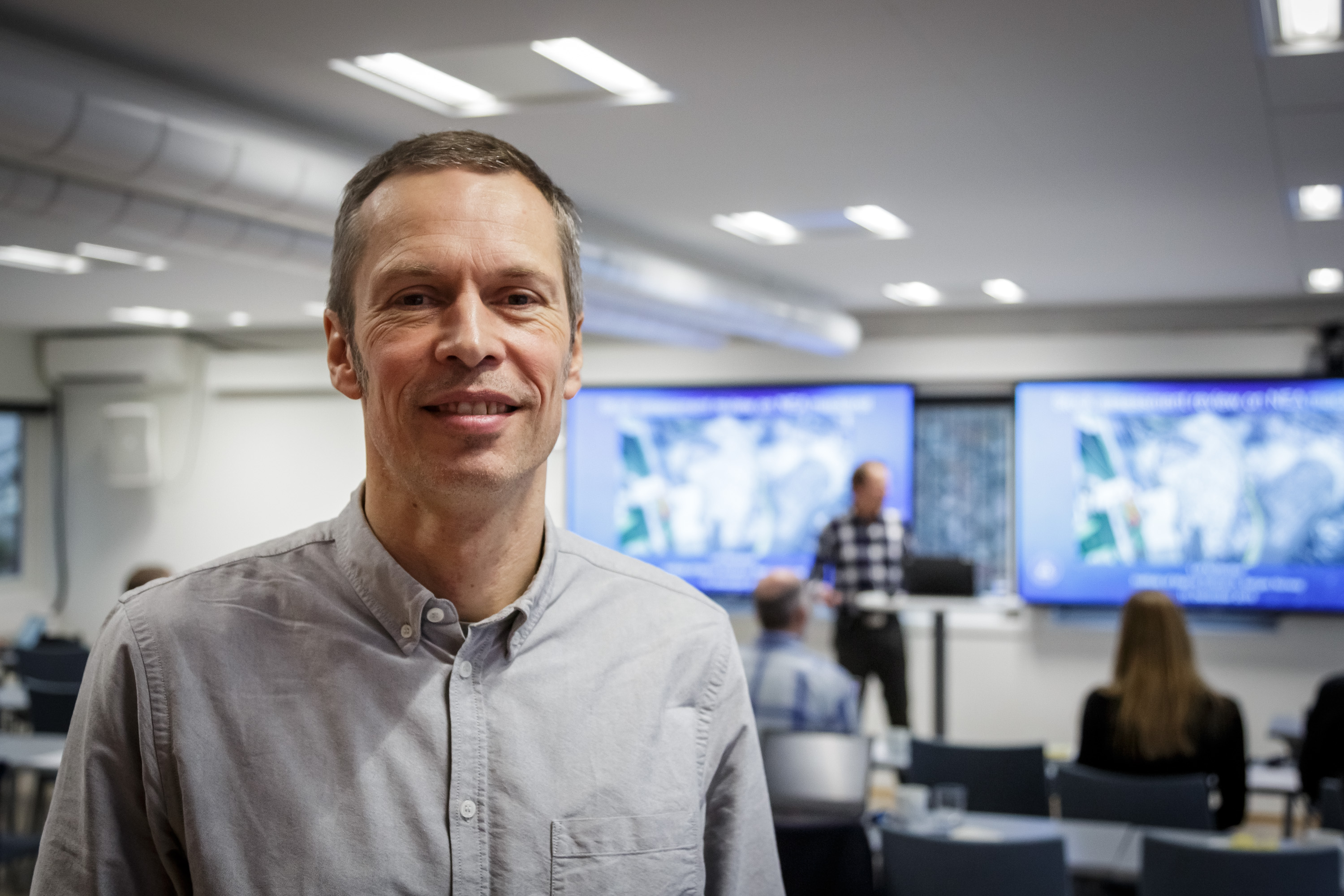 Forskningsdirektør Geir Huse i halvprofil foran skjermer 