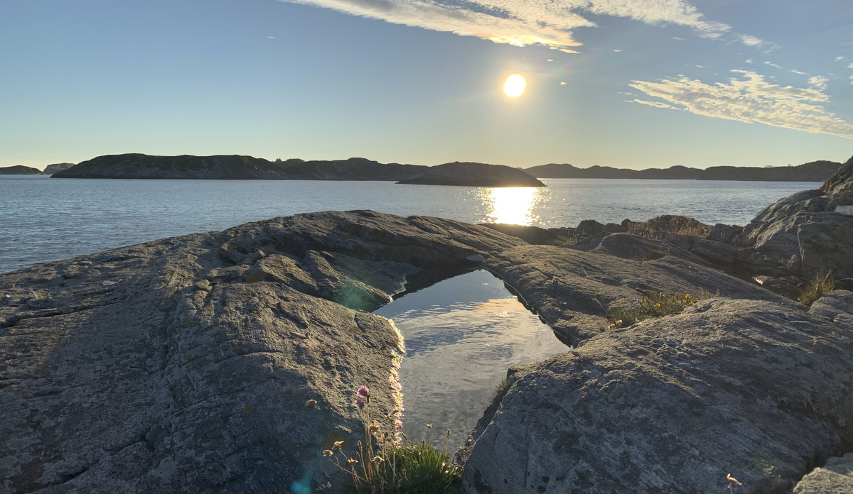 
svaberg med et lite litoralbasseng/grop i fjellet