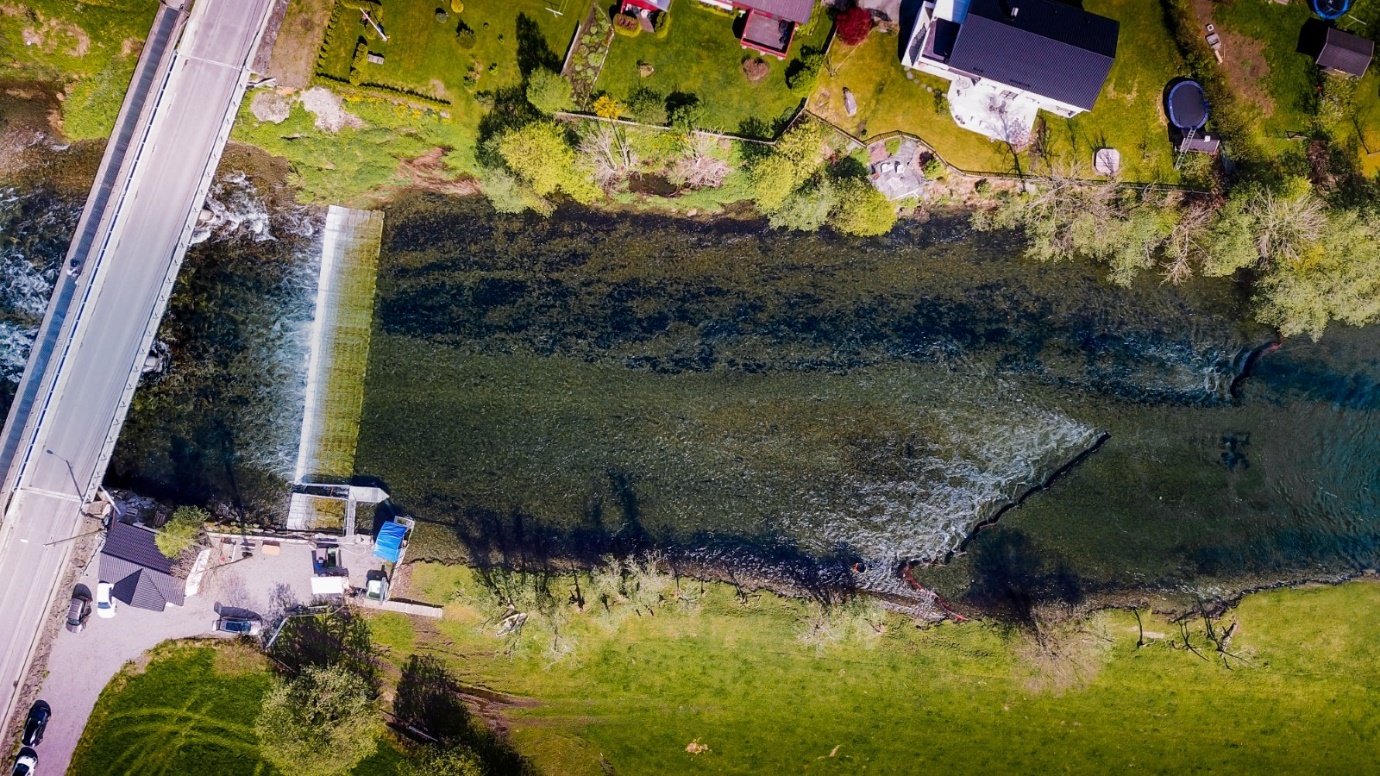 Dronefoto av flyteristfellen og smoltfellen. Foto: Rune Nilsen/HI