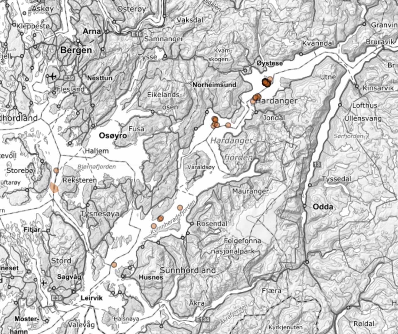 Forekomster markert med lysebrune sirkler. Høyere tettheter gir mørkere farge. 