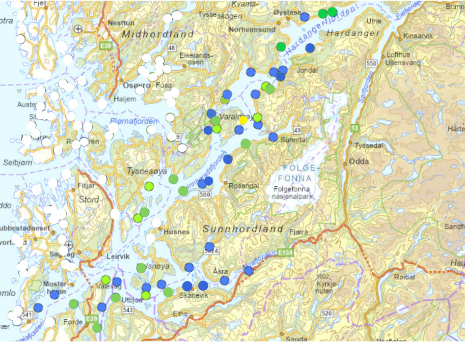 Kartutsnitt over Hardangerfjorden, fargede sirkler angir resultatene. 