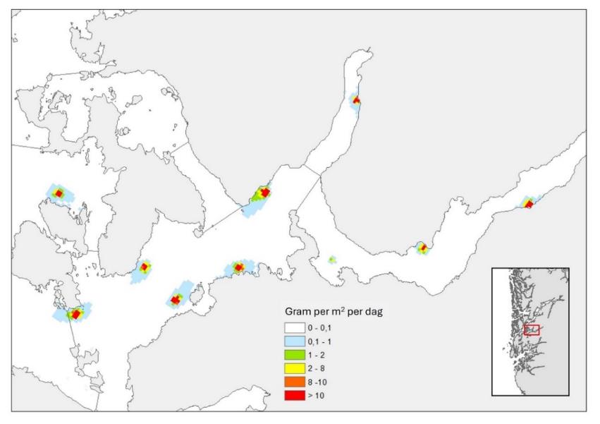 Kartutsnitt over angitte deler av Hardangerfjorden. Fargede pixler i følgende skala (gram per m2 per dag): Hvit = 0-0,1, lys blå = 0,1-1, grønn = 1-2, gul = 2-8, oransje = 8-10, rød = mer enn 10. og markert utsnitt i mindre kart øverst til venstre.