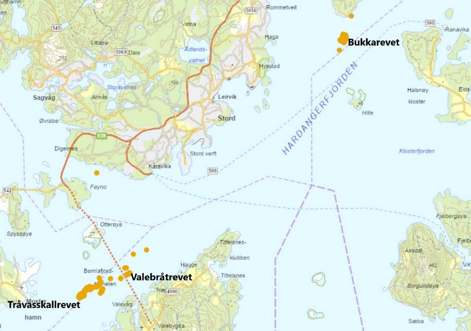 Kartutsnitt over ytre deler av Hardangerfjorden. Forekomster markert med oransje felt. Bukkarevet øverst til høyre i kartet, og Tråvasskallrevet og Valebråtrevet nederst til venstre.