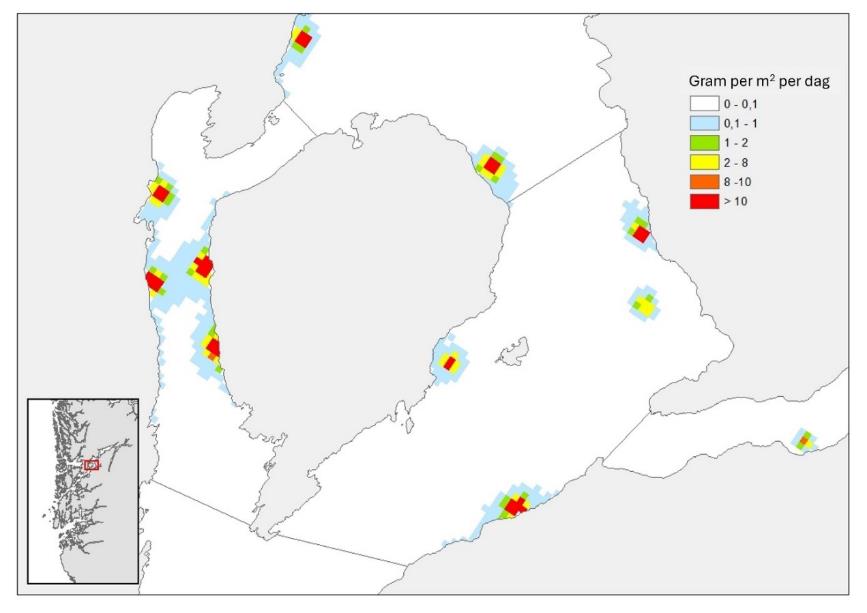 Kartutsnitt over angitte deler av Hardangerfjorden. Fargede pixler i følgende skala (gram per m2 per dag): Hvit = 0-0,1, lys blå = 0,1-1, grønn = 1-2, gul = 2-8, oransje = 8-10, rød = mer enn 10. og markert utsnitt i mindre kart øverst til venstre.