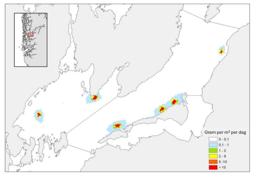 Kartutsnitt over angitte deler av Hardangerfjorden. Fargede pixler i følgende skala (gram per m2 per dag): Hvit = 0-0,1, lys blå = 0,1-1, grønn = 1-2, gul = 2-8, oransje = 8-10, rød = mer enn 10. og markert utsnitt i mindre kart øverst til venstre.
