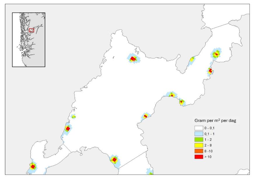 Kartutsnitt over angitte deler av Hardangerfjorden. Fargede pixler i følgende skala (gram per m2 per dag): Hvit = 0-0,1, lys blå = 0,1-1, grønn = 1-2, gul = 2-8, oransje = 8-10, rød = mer enn 10. og markert utsnitt i mindre kart øverst til venstre.