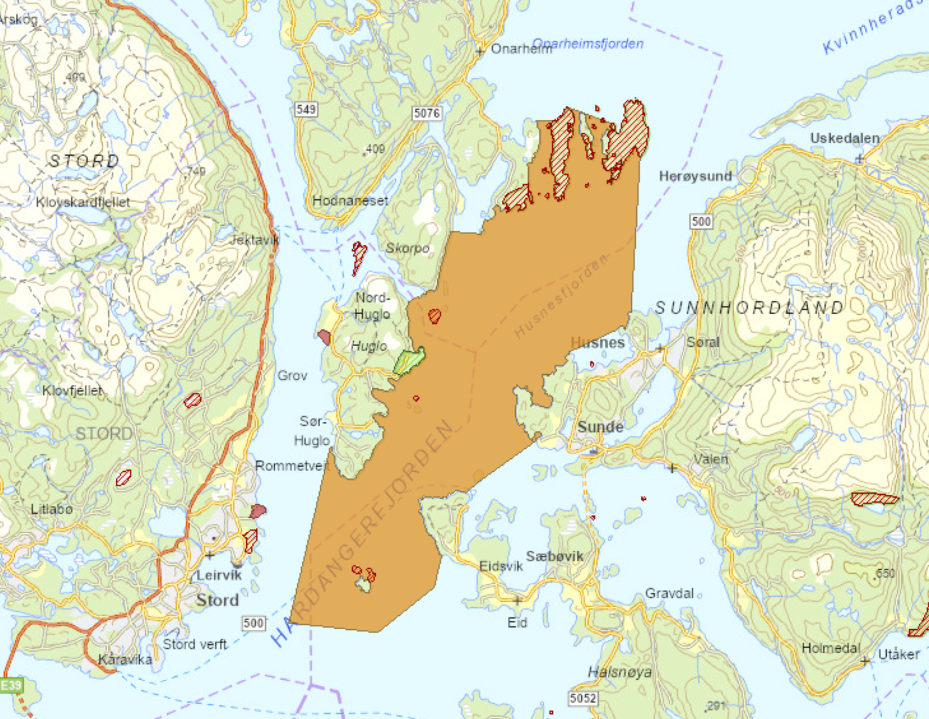 Kartutsnitt over ytre deler av Hardangerfjorden, der kandidatområdet er skravert i oransje farge.