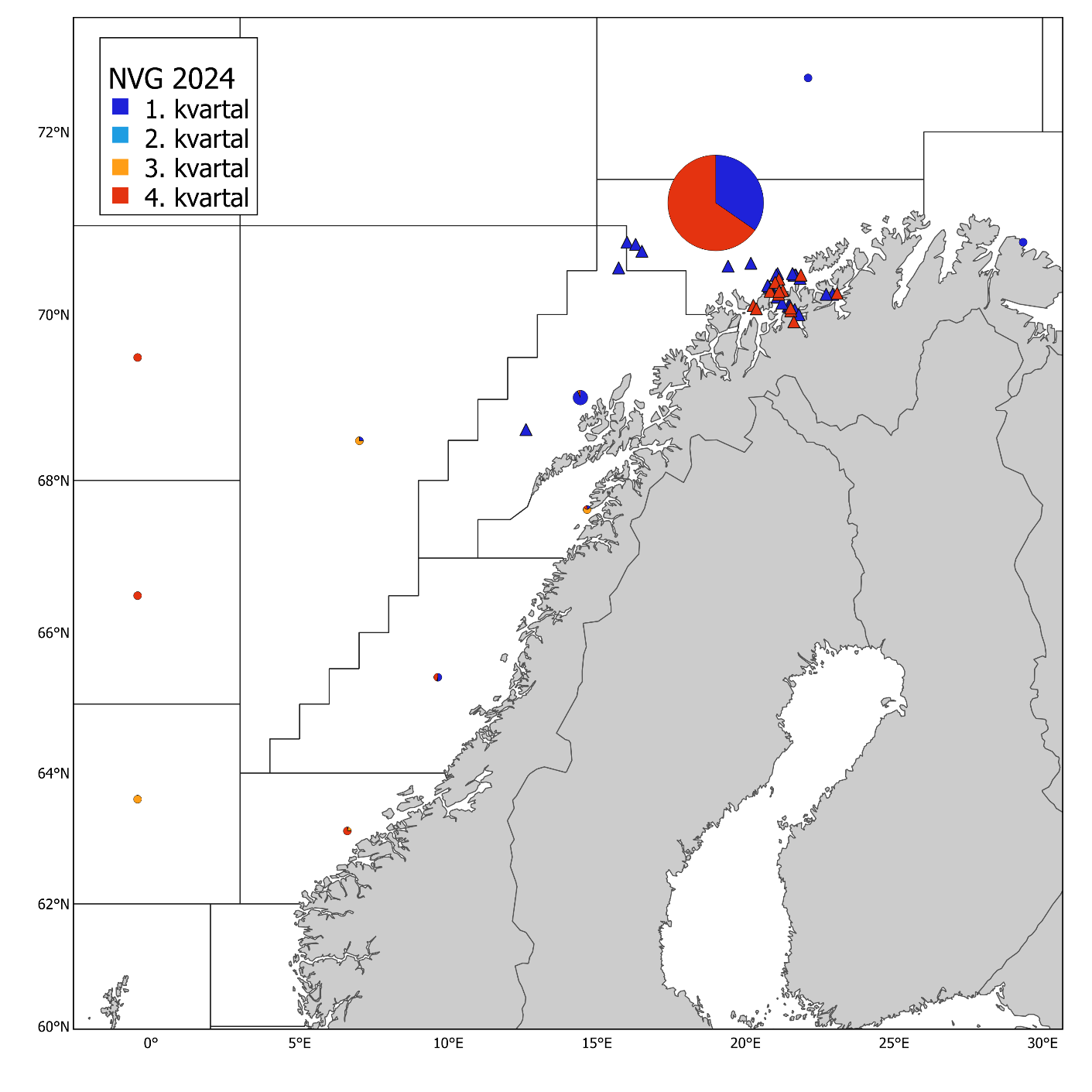 Norsk vårgytende sild 2024. Norske kommersielle fangster (runde kakediagram, størrelsen proporsjonal med fangstmengde) per statistisk hovedområde og kvartal, og prøver fra fangstprøvelotteriet (trekanter). Mørkebla: 1. kvartal, lyseblå: 2. kvartal, oransje: 3.kvartal og rød: 4. kvartal. Fangsten i 2024 var 138 438 tonn og antall prøver fra fangstprøvelotteriet var 40