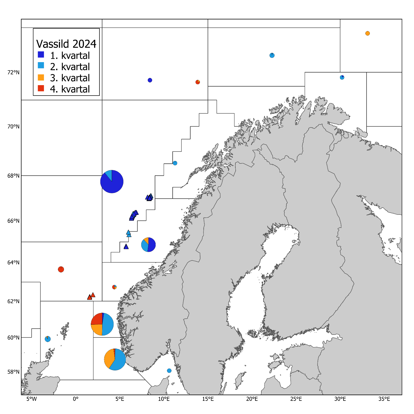 Vassild 2024. Norske kommersielle fangster (runde kakediagram, størrelsen proporsjonal med fangstmengde) per statistisk hovedområde og kvartal, og prøver fra fangstprøvelotteriet (trekanter). Mørkeblå: 1. kvartal, lyseblå: 2. kvartal, oransje: 3.kvartal og prøver fra fangstprøvelotteriet (trekanter). Fangsten totalt for både direktefisket og bifangstfiskeriet i 2024 var 23 538 tonn. Antall prøver fra fangstprøvelotteriet var 49 (Stand 03.03.25)