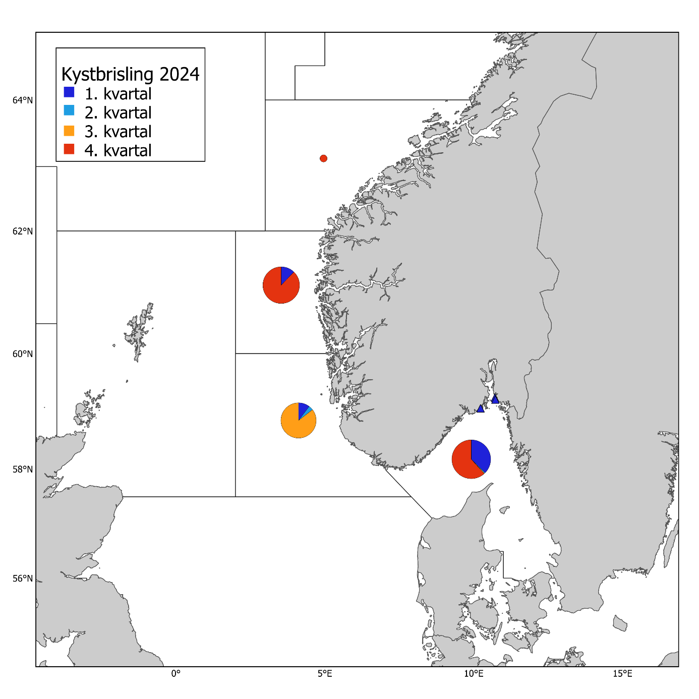 Kystbrisling 2024. Norske kommersielle fangster (runde kakediagram, størrelsen proporsjonal med fangstmengde) per statistisk hovedområde og kvartal, og prøver fra fangstprøvelotteriet (trekanter). Mørkeblå: 1. kvartal, lyseblå: 2. kvartal, oransje: 3. kvartal og rød: 4. kvartal. Fangsten i 2024 var 1871 tonn og antall prøver fra fangstprøvelotteriet var 3.