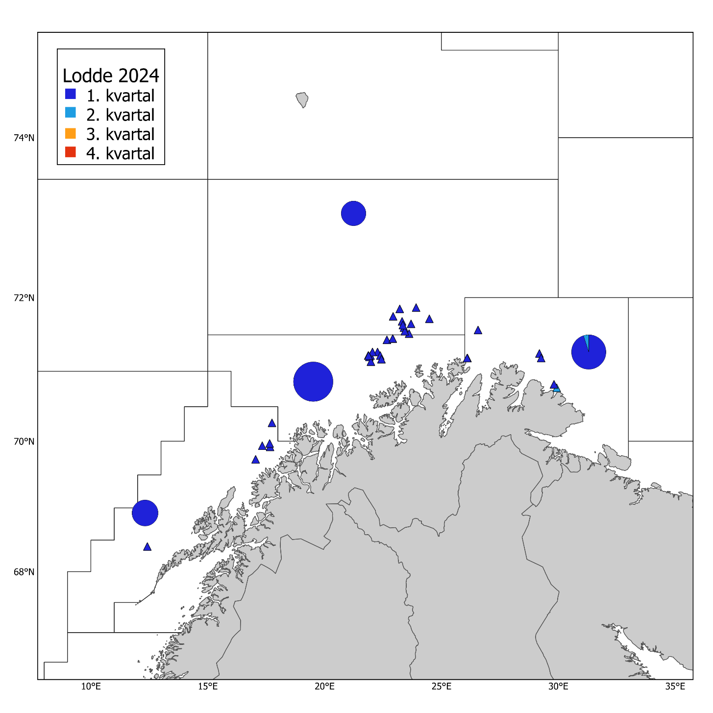 Lodde (Barentshavet) 2024. Norske kommersielle fangster (runde kakediagram, størrelsen proporsjonal med fangstmengde) per statistisk hovedområde og kvartal, og prøver fra fangstprøvelotteriet (trekanter). Mørkeblå: 1. kvartal, lyseblå: 2. kvartal, oransje: 3.kvartal og prøver fra fangstprøvelotteriet (trekanter). Fangsten i 2024 var 117 555 tonn og antall prøver fra fangstprøvelotteriet var 35 (Stand 03.03.25)