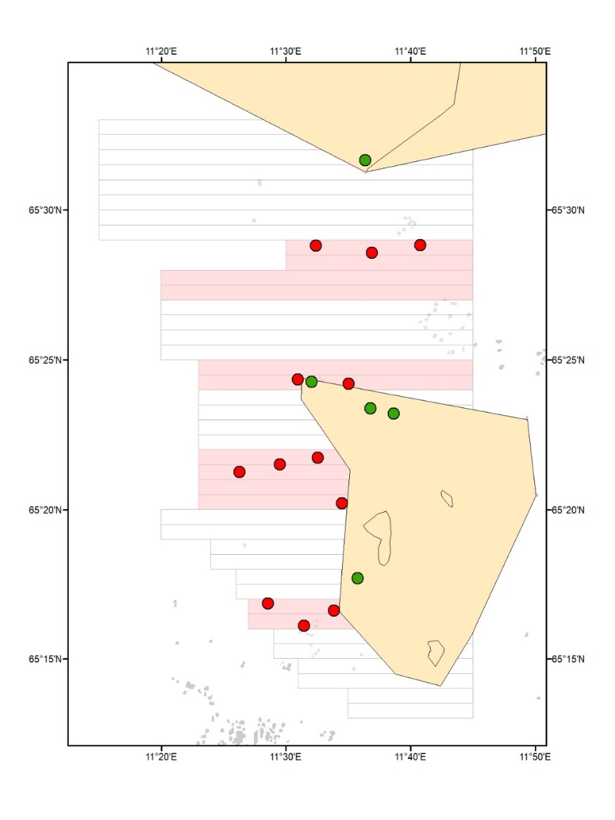 Figur 2. Videostasjoner som ble undersøkt i forkant av prøvehøstingen i 2017 og på ny i 2020 og 2022. Stasjoner i prøvehøstefelt (røde symboler) og uhøstede referanseområder (grønne symboler). Felt som ble prøvehøstet i 2017 (røde polygon) og referanse/verneområder (beige polygon).