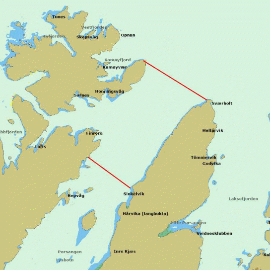 Kartutsnitt over ytre del av Porsangerfjorden og omkringliggende områder. Flere stedsnavn er uthevet med svart skrift. Det er trukket to røde linjer over fjorden. Den øverste linjen er trukket over fjorden helt ytterst i fjorden, mellom ytterpunktene på land. Fra nord for Honningsvåg (vestsiden av fjorden) og over til Sværholt (østsiden), helt ytterst i fjorden. Og den nederste linjen er trukket mellom sør for Finrora (vestsiden) og over til Sinkelvik (østsiden).
