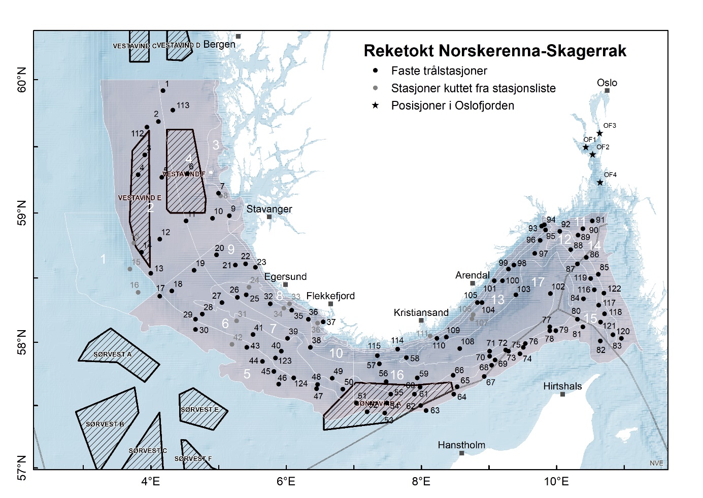 Kartutstnitt over Skagerrak og Norskerenna (Bakgrunnskartet er det samme som i Figur 2.1). Skraverte felt har navn, de som er synlige er «VESTAVIND C, D, E og F», «SØRVEST A, B, C, E og F» og «SØNNAVIND A». Ellers er de nummererte prikkene i kartet faste og kuttede stasjoner, samt stasjoner i Oslofjorden. Posisjoner er vist i bildet, 2°E til 12°E langs nedre bildekant og 57°N til 60,5°N langs høyre kant.