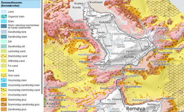 Figur 7. Eksempel på marint grunnkart med bunnsubstrat typer. Her vises Runde med prøvetakningsområdene Rundesundet og Remøyvika. Stasjonene ligger i areal med «grusholdig sand» som er indikert med gul farge med røde prikker.