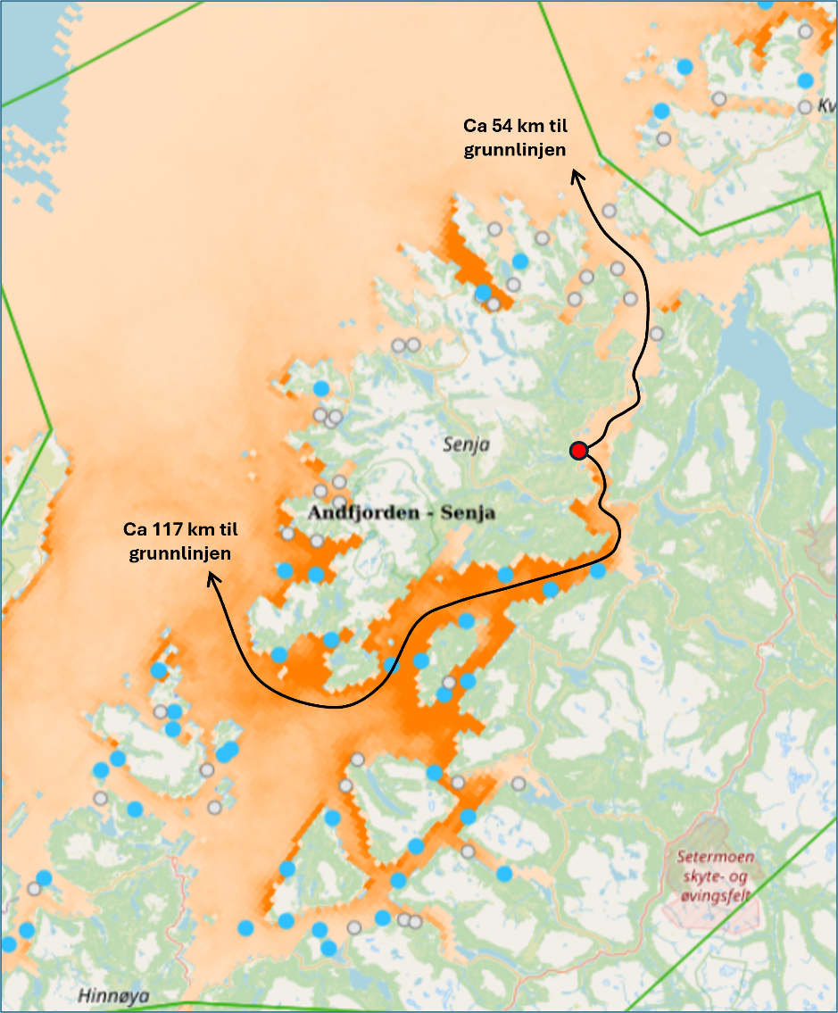 Kart som viser beregnet smittepress langs kysten med fargegradient og markering av oppdrettsanlegg.