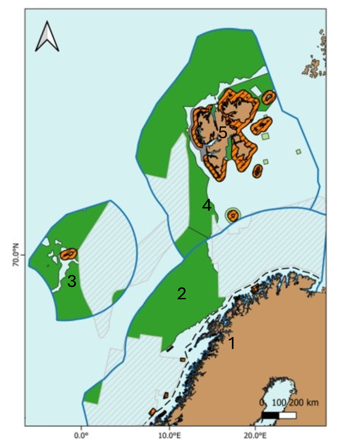 Områder for overordnede analyser. Grønne områder er områder der analyser av bevaringseffektivitet er gjennomført. Blå grenser indikerer områdeinndeling brukt for presentasjon av resultater; Områdene rundt Jan Mayen, rundt Svalbard og rundt Bjørnøya, og hav- og kystområder langs fastlands-Norge. Stiplet linje indikerer territorialfarvannet langs fastlands-Norge. Kilde: Horta e Costa mfl. (2026).