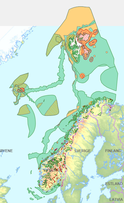 Områder i SVO-er som er beskyttet av ‘grønne’ fiskerireguleringer og forbud mot petroleum (oransje felt) eller ligger utenfor områder åpnet for petroleum (oransje skraverte felt) og områder åpnet for mineralutvinning på bunn. Verneområder vist med grønne og røde skraverte felt.