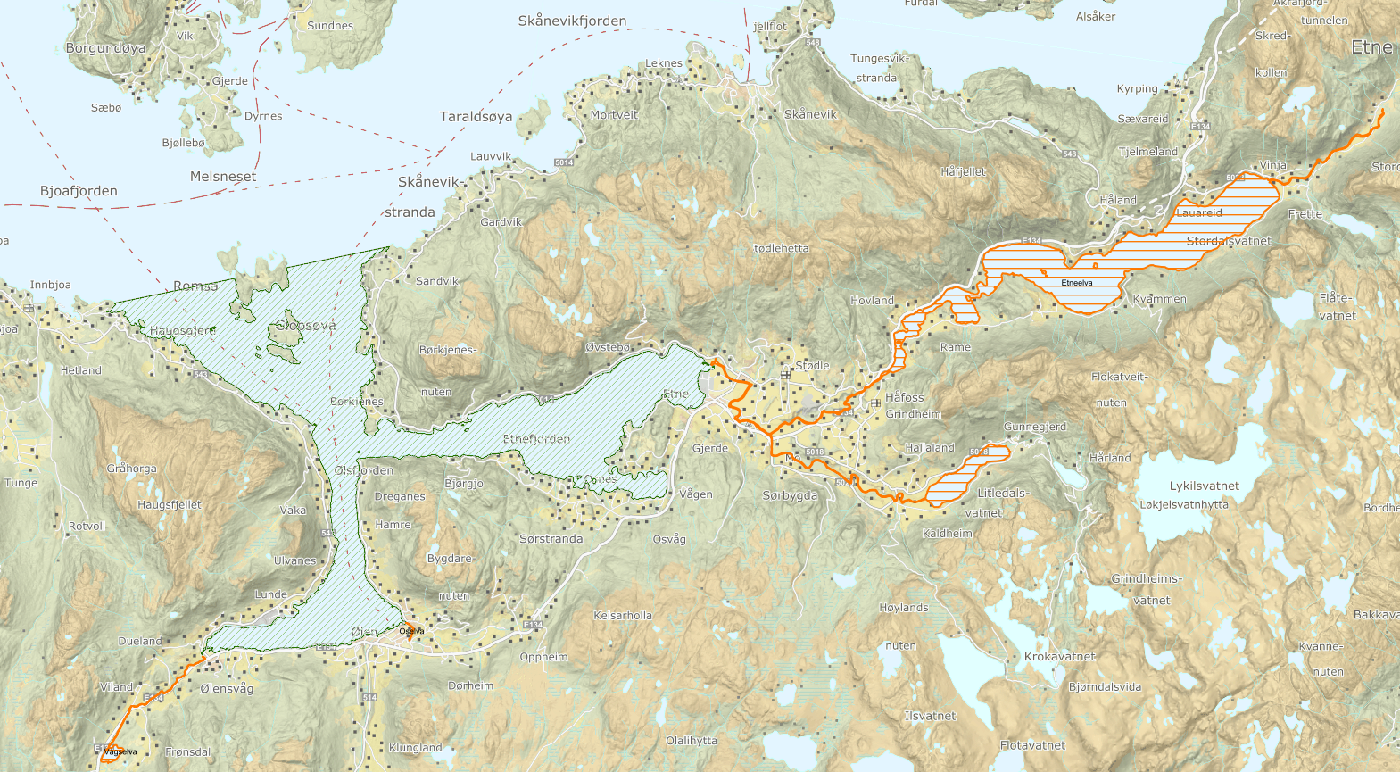 Figur 52. Etnevassdraget, i ytre Hardangerfjord. Grønt skravert felt viser grensene for den Nasjonale Laksefjorden Etnefjorden-Ølsfjorden. Oransje skravert felt og linjer viser anadrom strekning i vassdragene i området (fra Lakseregisteret).