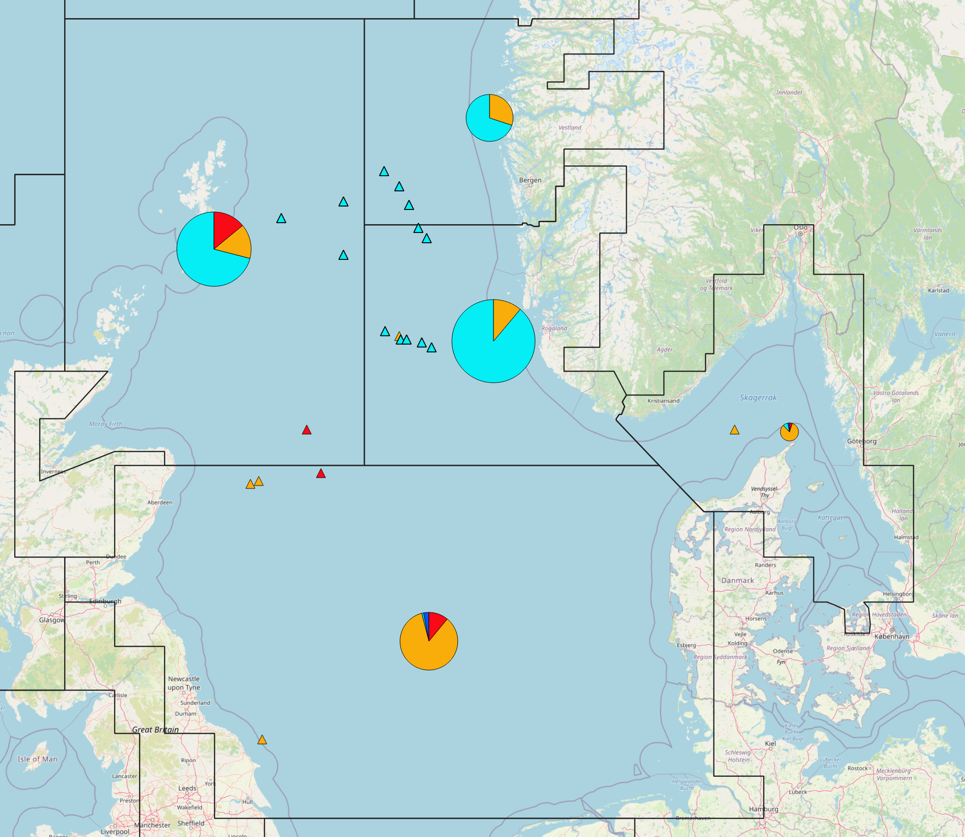 Figur 4. Nordsjøsild 2020. Norske kommersielle fangster (runde kakediagram) per statistisk hovedområde og kvartal, og prøver fra fangstprøvelotteriet (trekanter). Mørkeblå: 1. kvartal, lyseblå: 2. kvartal, oransje: 3. kvartal og rød: 4. kvartal. Fangst i 2020 var 117 998 tonn og antall prøver fra fangstprøvelotteriet var 20.