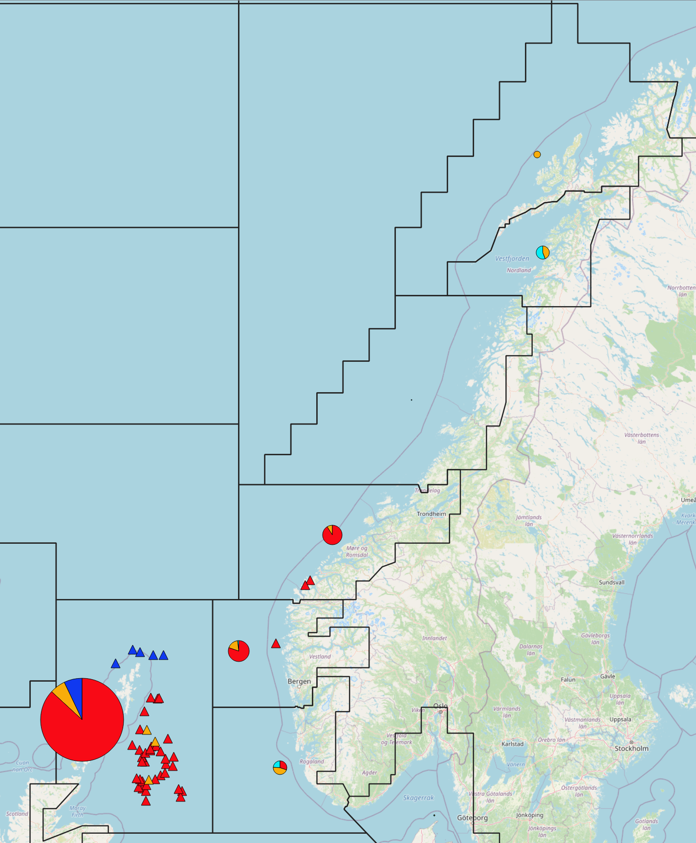 Figur 6. Makrell 2020. Norske kommersielle fangster (runde kakediagram) per statistisk hovedområde og kvartal, og prøver fra fangstprøvelotteriet (trekanter). Mørkeblå: 1. kvartal, lyseblå: 2. kvartal, oransje: 3. kvartal og rød: 4. kvartal. Fangst i 2020 var 211 672 tonn og antall prøver fra fangstprøvelotteriet var 46 stk.