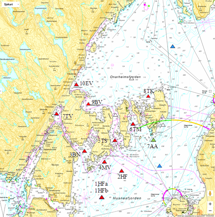 Figur 3. Kart som viser de 10 lokalitetene som ble kartlagt vist med rød-trekant, stasjonen med grønn-trekant måtte avbrytes grunnet sterk vind. Planlagte stasjoner som ikke ble besøkt er markert med hvit-trekant. Blå trekanter er lokaliteter som ble kartlagt av Epigraph-prosjektet (Buhl-Mortensen & Buhl-Mortensen 2014).