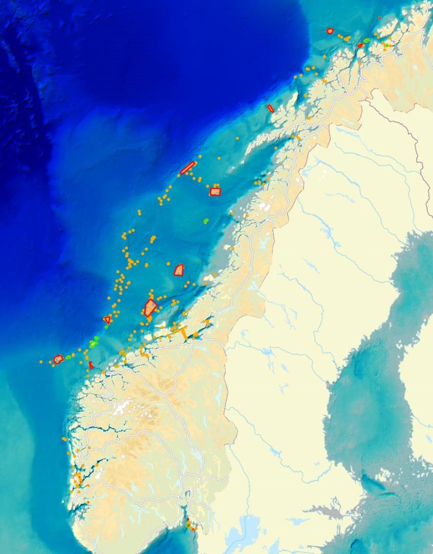 Utbredelse av kaldtvannskorallen Lophelia pertusa på den norske kontinentalsokkel. Oransje prikker viser lokaliteter med dokumenterte/verifiserte forekomster av Lophelia pertusa, grønne polygoner viser kjente, kartlagte korallrev bygget av Lophelia pertusa, røde polygoner viser forbudsområder, det vil si områder der korallrev er vernet mot fiske og hvor det råder et forbud mot bruk av redskap som slepes under fiske. 