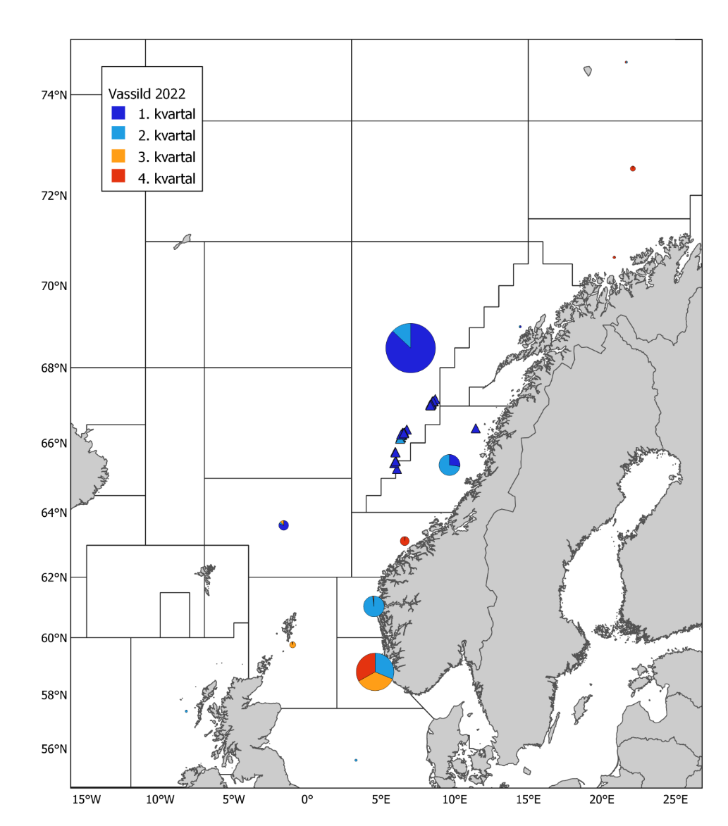 Figur 15. Vassild 2022. Norske kommersielle fangster (runde kakediagram, størrelsen proporsjonal med fangstmengde) per statistisk hovedområde og kvartal, og prøver fra fangstprøvelotteriet (trekanter). Fangsten totalt for både direktefisket og bifangst i 2022 var 12124  tonn. Antall prøver fra fangstprøvelotteriet var 36.