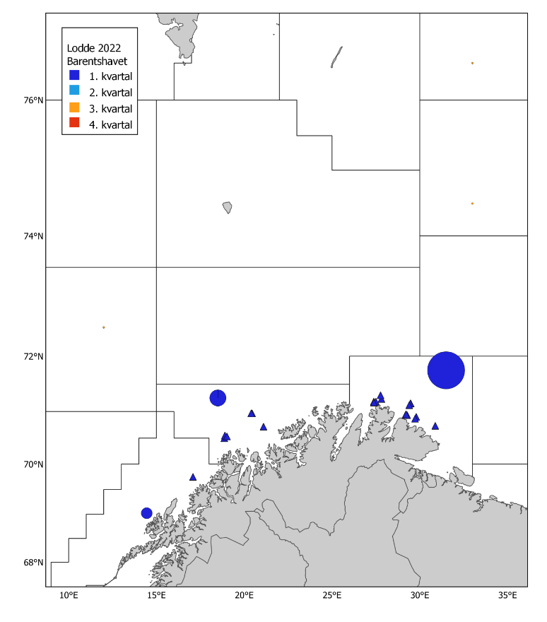 Figur 17. Lodde i Barentshavet i 2022. Norske kommersielle fangster (runde kakediagram, størrelsen proporsjonal med fangstmengde) per statistisk hovedområde og kvartal, og prøver fra fangstprøvelotteriet (trekanter). Fangsten i 2022 var 131 282 tonn totalt (hvorav 88 932 tonn fra Island og 42 349 fra Barentshavet) og antall prøver fra fangstprøvelotteriet var 73 hvorav 23 var fra Barentshavet. 