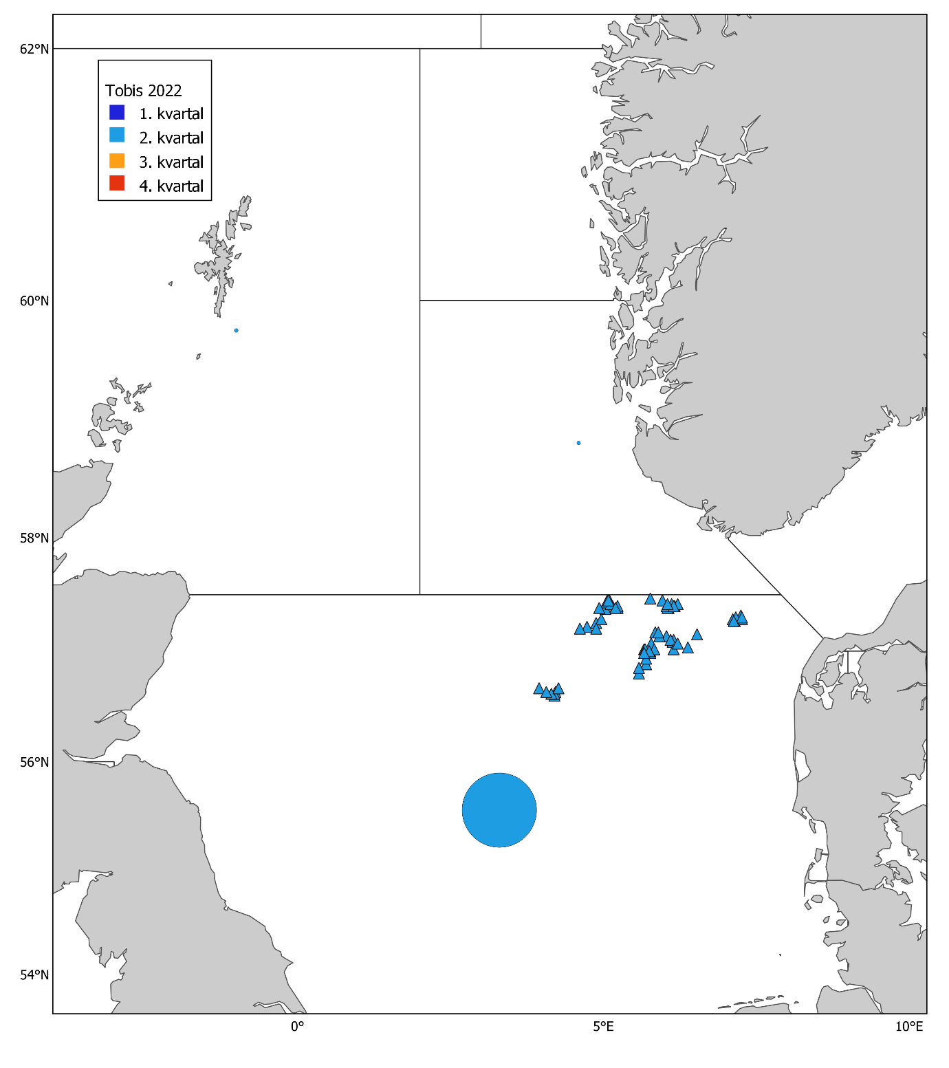 Figur 12. Tobis 2022. Norske kommersielle fangster (runde kakediagram, størrelsen proporsjonal med fangstmengde) per statistisk hovedområde og kvartal, og prøver fra fangstprøvelotteriet (trekanter). Mørkeblå: 1. kvartal, lyseblå: 2. kvartal, oransje: 3. kvartal, og rød: 4. kvartal. Fangsten i 2022 var 81 676 tonn og antall prøver fra fangstprøvelotteriet var 75. 
