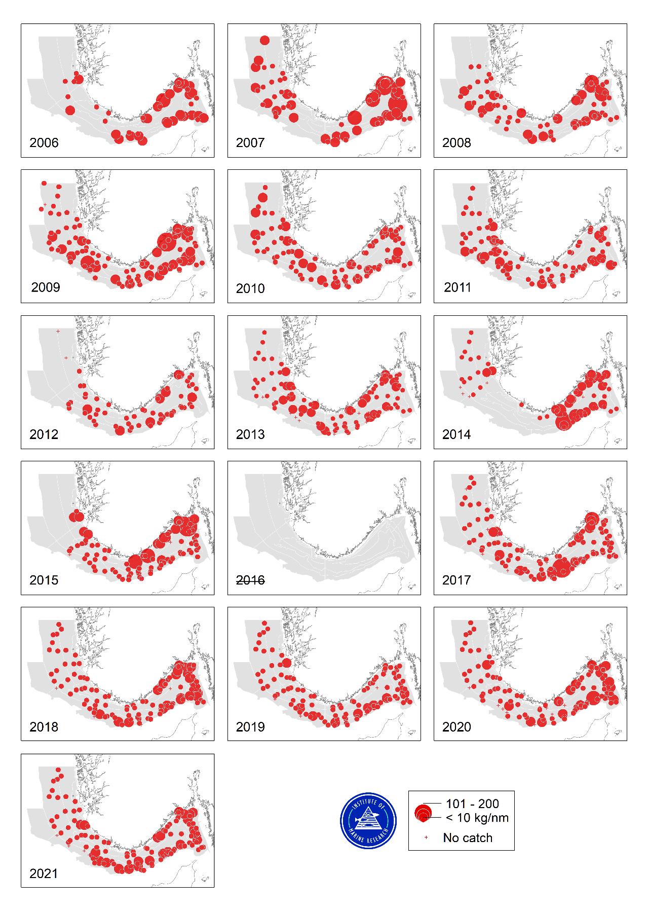 Kartutsnittene er fra 2006 til 2021. 2006 er øverst til venstre, det er tre kart på hver linje. Skala for boblestørrelse (kilo per nautisk mil): Ytterste boble 101-200 og innerste boble < 10 kilo per nautisk mil. Rødt kryss representerer ingen fangst