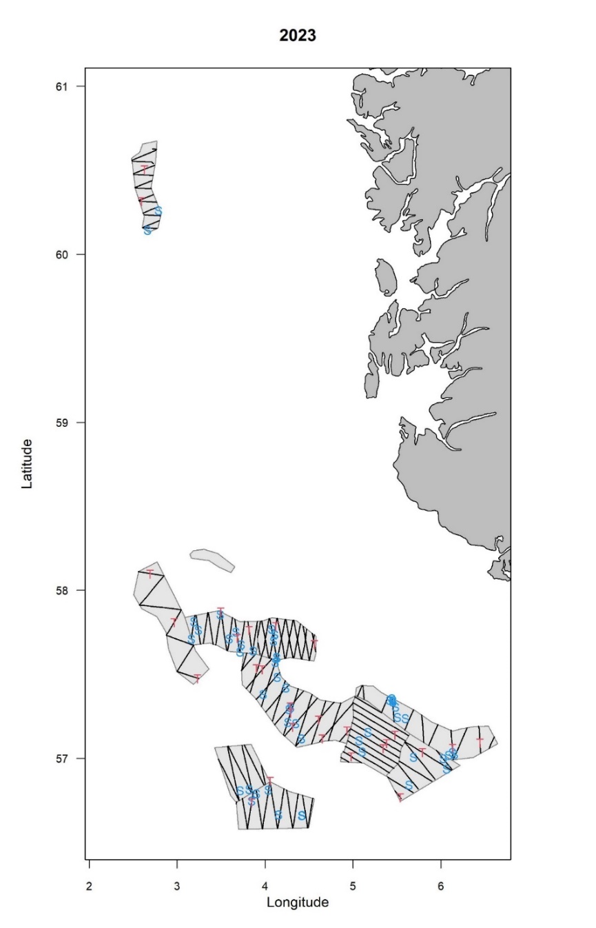 Strata (grå polygoner), akustiske transekt (svarte linjer) og biologiske stasjoner (T= trålstasjoner, S=skrapestasjoner) utført på tobistoktet 2023.