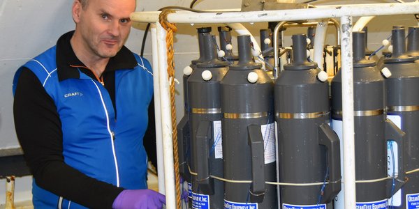 

Havforsker Jon-Ivar Westgaard bruker en såkalt vannhenterkrets, en CTD, for å finne ut hvilke arter som befinner seg i Balsfjorden i Troms.