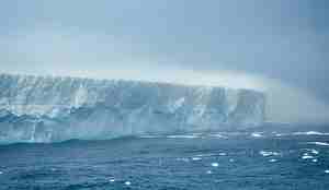 Enormt isfjell liggende i havet 