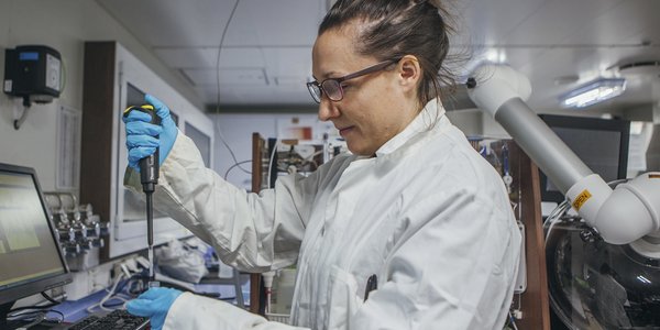 

Urolig hav med skyer og fjell i bakgrunnen