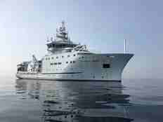 Et stort hvitt forskningsskip, «Dr. Fridtjof Nansen», på stille sjø.