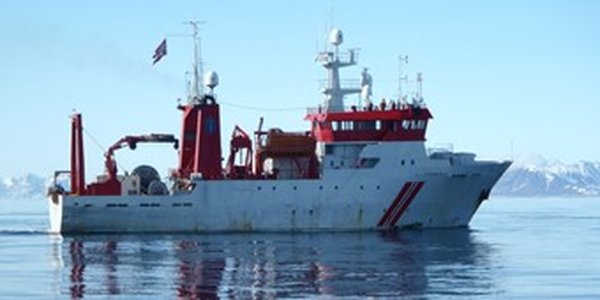 Bilde av skipet H U Sverderup II i rolig sjø