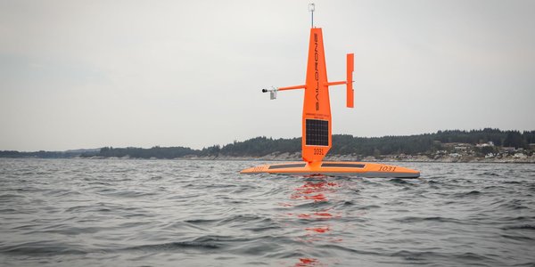 

Ein segldrone på sjø