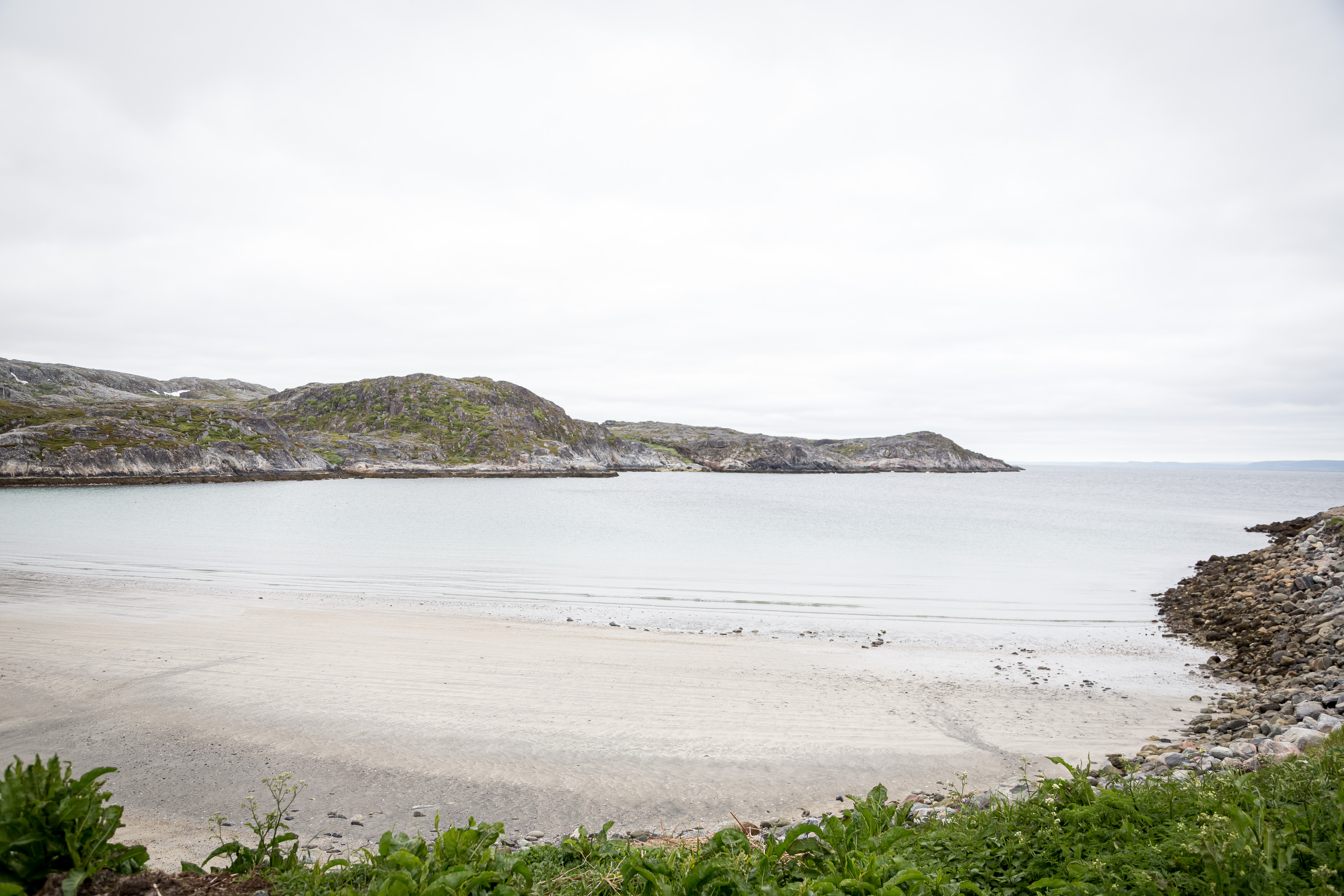 strand med hvit sand og svaberg