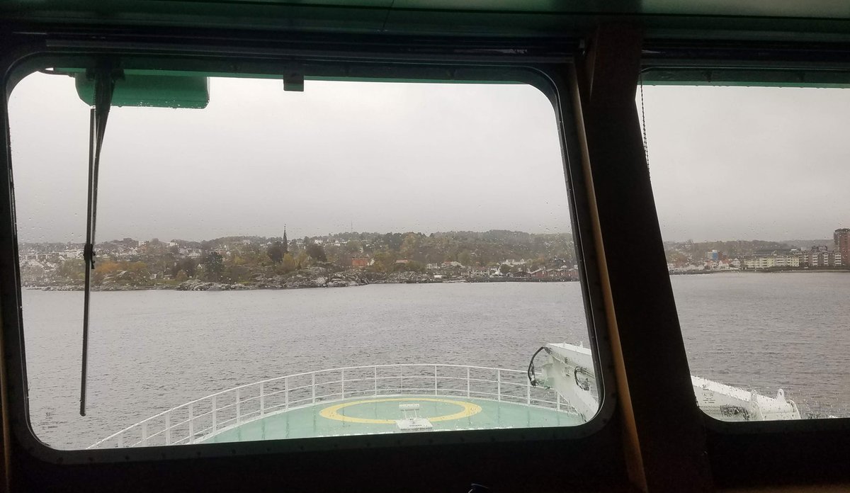 
Foto. Utsikt gjennom vinduene i styrehuset og mot Larvik.
