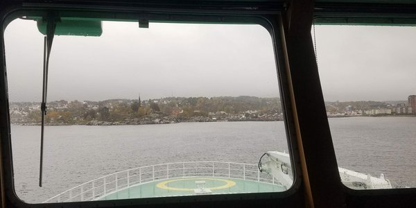 

Foto. Utsikt gjennom vinduene i styrehuset og mot Larvik.